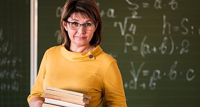 Pensje w szkołach: ile zarabia sprzątaczka, a ile nauczyciel?-3704