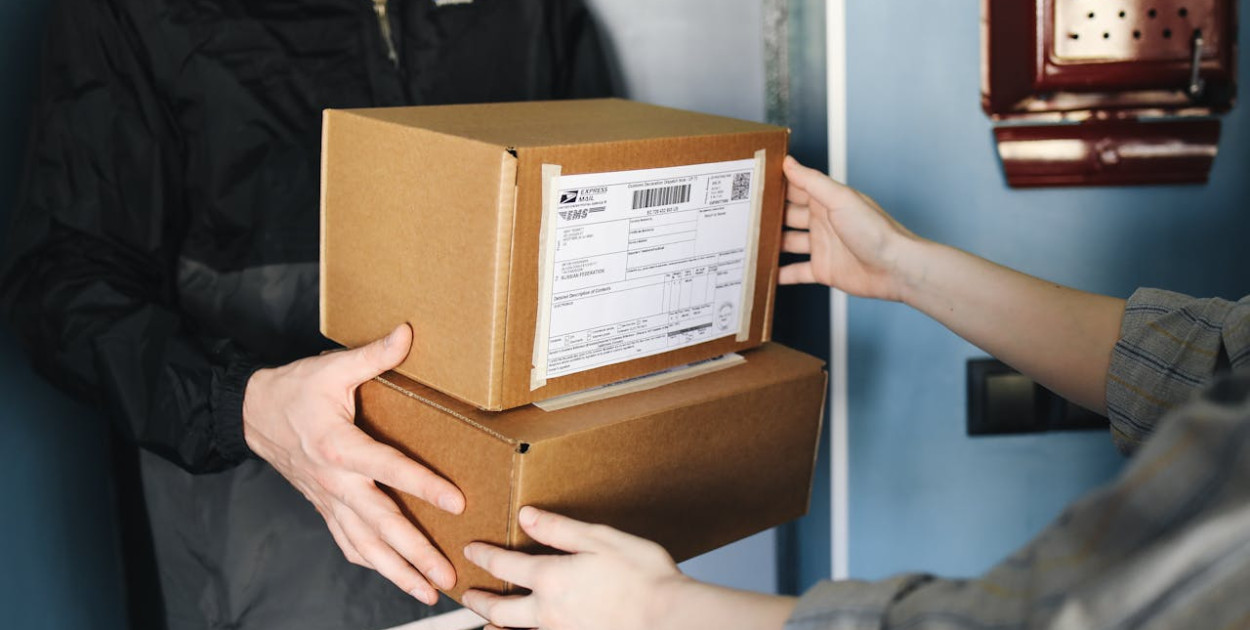 Zdjęcie dodane przez Polina Tankilevitch: https://www.pexels.com/pl-pl/zdjecie/osoba-rece-trzymajacy-pudla-4440774/