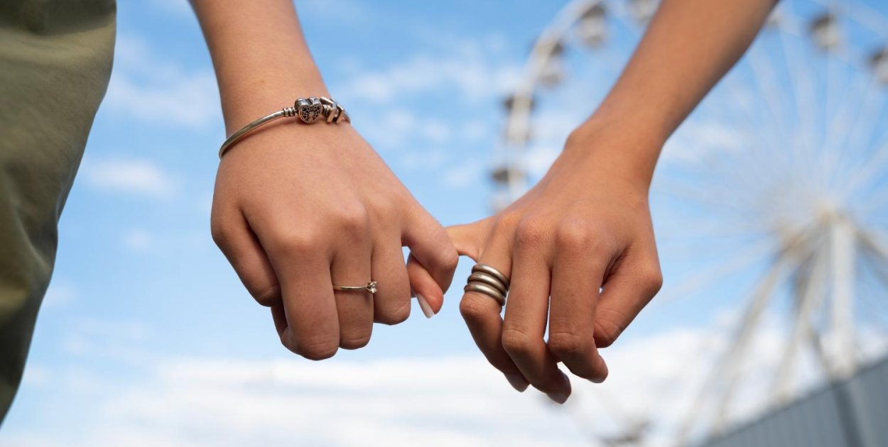 Bransoletki dla par Manoki – subtelny symbol bliskości